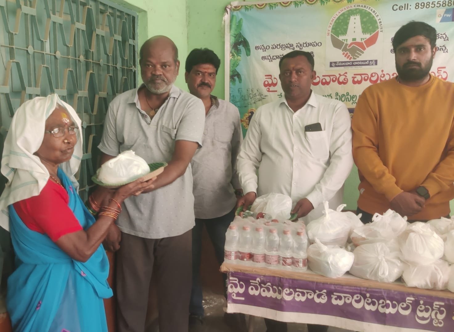 దాతల సహకారంతో అన్నార్తులకు 1841 రోజులుగా అన్నదానం  అన్నదానంతో పాటు వాటర్ బాటిల్స్ పంపిణీ